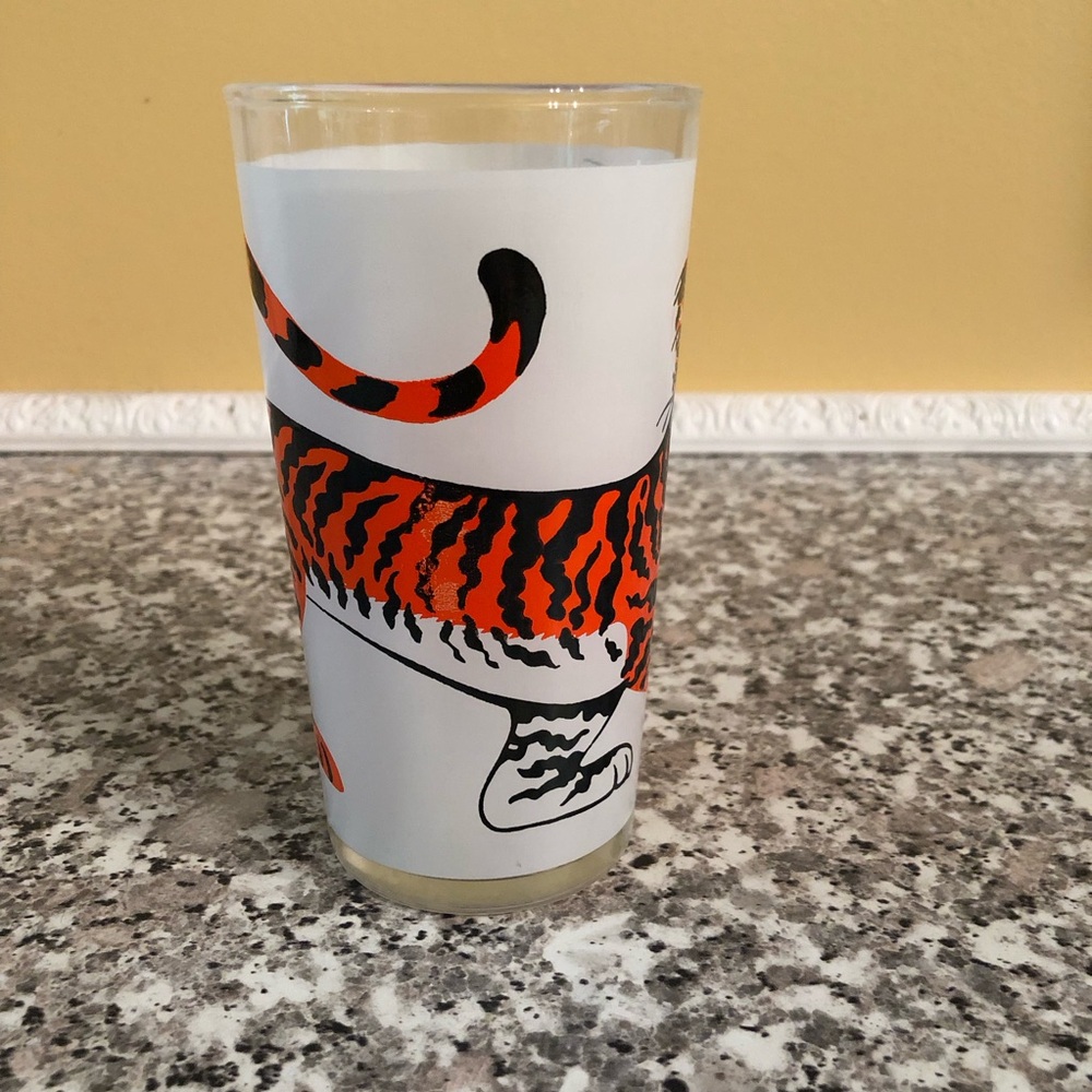 Promotional drinking glass ESSO tiger mascot gasoline tank orange black 1960s - Picture 3 of 8